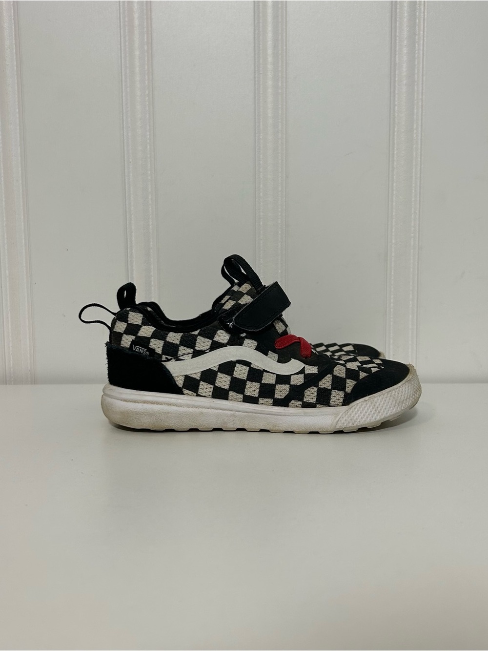 Vans ultrarange Kids Checkerboard Sneaker in Black and White